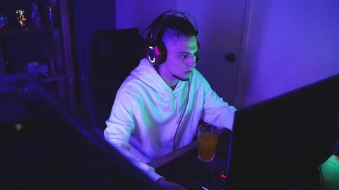 Professional video game player playing on personal computer Vidéo 144534704