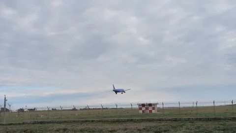 Professional video of a plane flying overhead. the plane is going to land. Stock Footage 239658393
