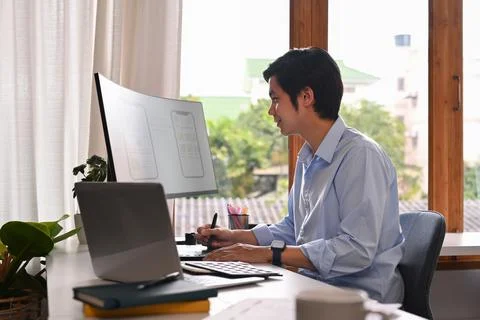 Professional web developer working with prototype wireframe for web mobile phone 库存照片