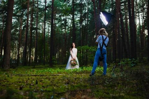 Professional wedding photographer using strobe and softbox to make pictures Foto stock