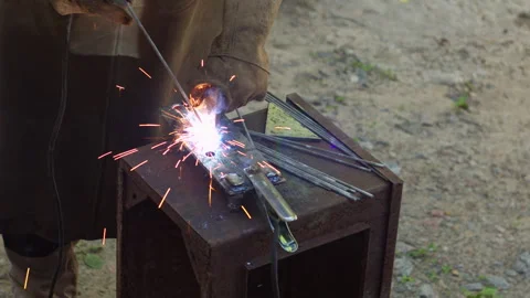 Professional Welder Using an Arc Welding Torch in an Outdoor Workshop Setting 動画素材 337425132