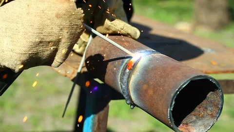 The professional welds the pipe Video stock 128293339