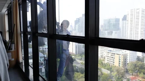 Professional Window Cleaner Working on a High Rise Skyscraper in Bangkok 库存影片 327884854