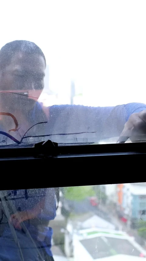 Professional Window Cleaner Working on a High Rise Skyscraper in Bangkok 스톡 동영상 333081408