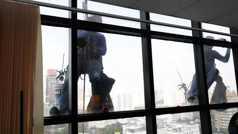 Professional Window Cleaners Rappelling Down a High Rise Skyscraper in Bangkok Vídeos de archivo 328208052