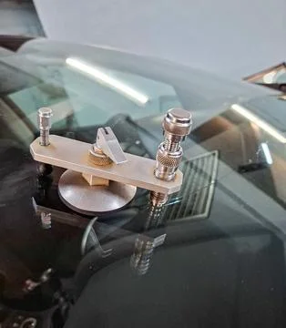Professional windshield repair bridge tool is positioned on car glass for f.. Stock-Fotos