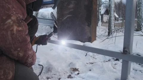 Professional worker performs welding work Foto stock