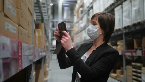Professional worker in protective face mask checks inventory with digital tablet Stock-Footage 145259096