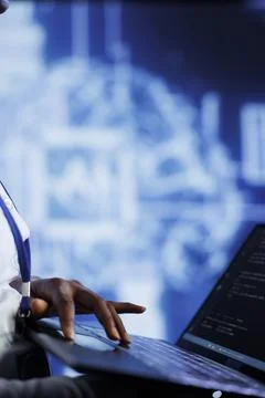 Professional writes AI code on laptop Stockfoto's