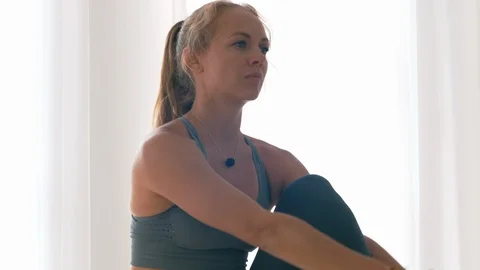 Professional yoga trainer doing difficult pose Видео 114143114