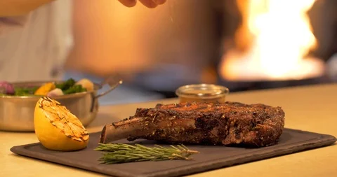 Professionally Prepared Steak Dinner Vidéo 98880844