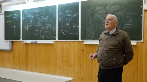 Professor gives a lecture on physics 動画素材 103995593