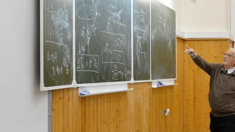 Professor gives a lecture on physics 스톡 동영상 103997586