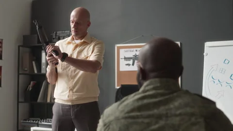 Professor Teaching Class on Submachine Gun Usage to Cadets Vídeos de archivo 257790787