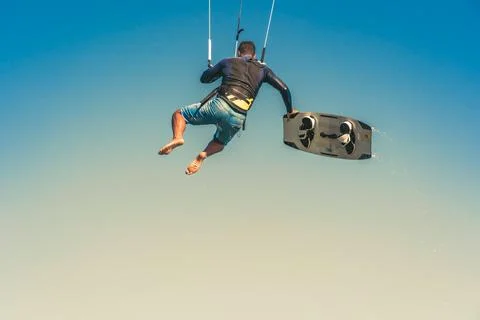 Profi-kitesurfer in jump performs a difficult trick Foto stock