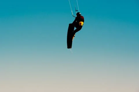 Profi-kitesurfer in jump performs a difficult trick Foto stock