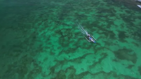 Proficient Team Meticulously Leads Through Dark Underwater Reef Sections Vídeo Stock 329282034
