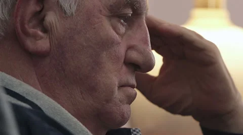 Profile of distressed old man Vidéo 63419654
