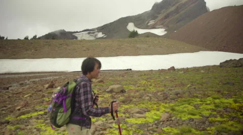 Profile of hiker on snow capped mountain Stock Footage 59508976