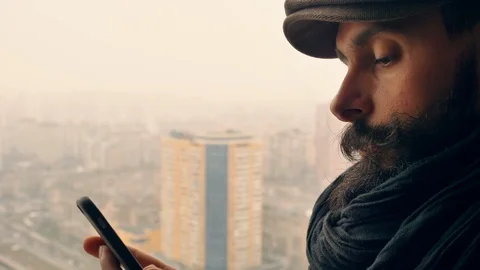 Profile hipster messaging on mobile Vídeos de archivo 89120593