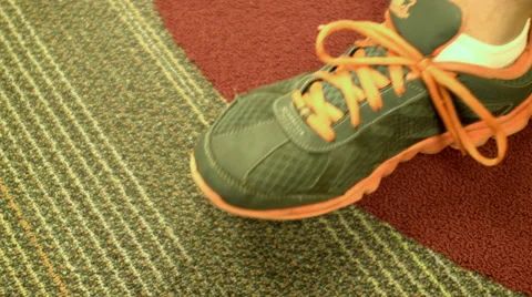 Profile of a Man's foot with a sneaker bouncing his right foot 库存影片 68237234