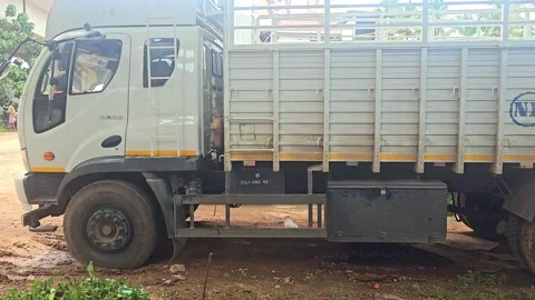 A profile shot of a white and grey Tata LPT 1618 cargo truck. Vidéo 315568734