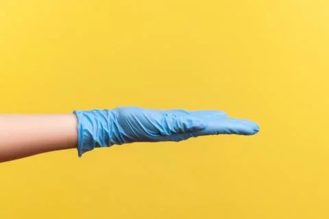 Profile side view closeup of human hand in blue surgical gloves showing hand. Foto stock