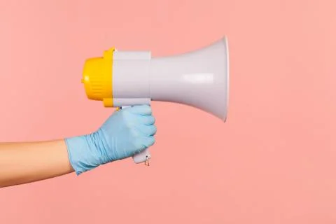 Profile side view closeup of human hand in blue surgical gloves holding megap Foto stock