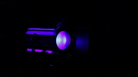 The profile spotlight changes the light rays automatically. 库存影片 107787227