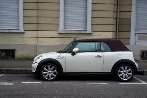 Profile view of beige mini cooper S convertible pared in the street Foto stock