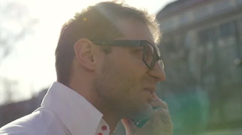 Profile view of man talking on the phone in town Vídeo Stock 48362964