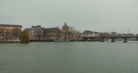 Profile view of Pont des Arts in Paris, France under a cloudy sky. Vidéo 268936015
