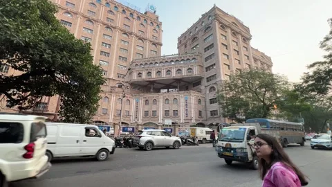Profile view of SBI head branch building in Kolkata, India with busy road in Vídeo Stock 297774513