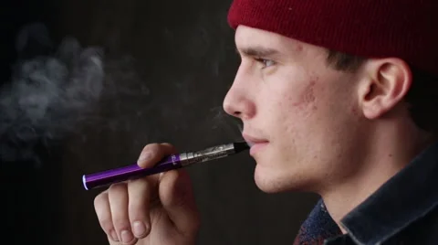 elfbar nachfüll pod läuft aus Profile Young Man in Cap Vapes Smokes an E-Cigarette