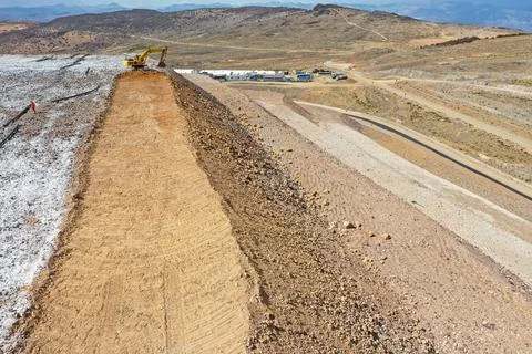 PROFILING PLATFORMS AND SLOPES WITH HEAVY MACHINERY ON LEACHING PADS AT MIN.. Stock Photos