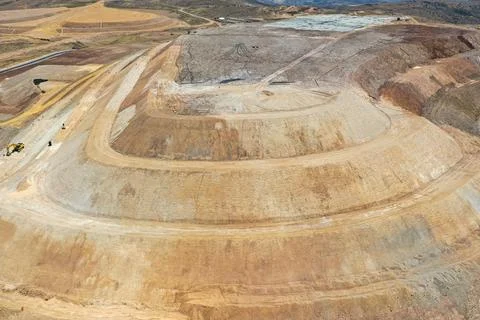 PROFILING PLATFORMS AND SLOPES WITH HEAVY MACHINERY ON LEACHING PADS AT MIN.. Stock Photos