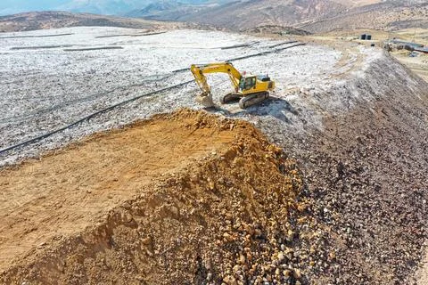 PROFILING PLATFORMS AND SLOPES WITH HEAVY MACHINERY ON LEACHING PADS AT MIN.. Stock Photos