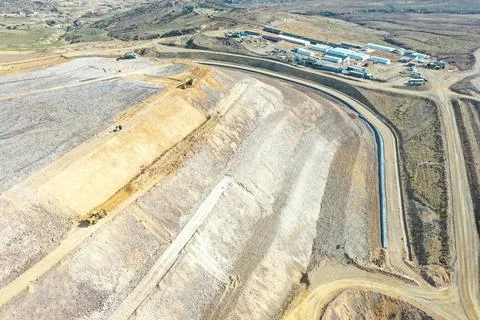 PROFILING PLATFORMS AND SLOPES WITH HEAVY MACHINERY ON LEACHING PADS AT MIN.. Foto stock