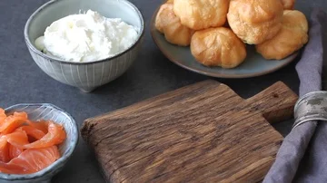 Profiteroles with salted salmon. A light snack for wine. Video Vídeos de archivo 85940247
