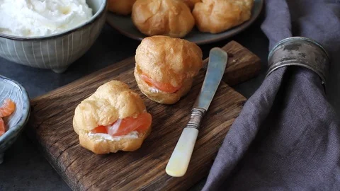 Profiteroles with salted salmon. A light snack for wine. Video Vídeos de archivo 85940488