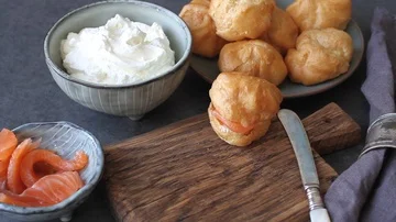 Profiteroles with salted salmon. A light snack for wine. Video Vídeos de archivo 85940529
