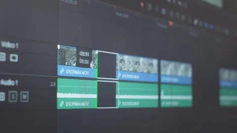 The program interface for video editing. The editor creates a video. Freelancer Vídeos de archivo 128108674