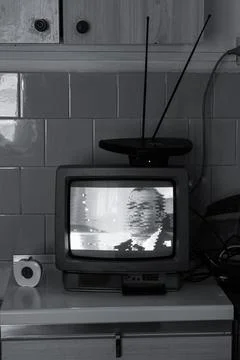 Program on an old tv in a kitchen Stock-Fotos