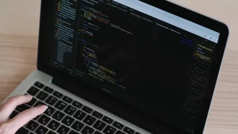Programer Hacker typing on a laptop keyboard at night Man programmer hands Vídeos de archivo 334586377