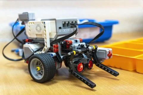 Programmable children's robot assembled from designer parts Foto stock