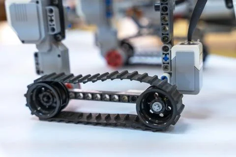 Programmable children's robot with grippers on a crawler platform Foto stock