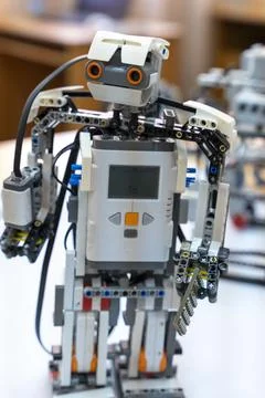 Programmable children's robot with a head assembled from designer Foto stock