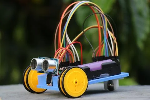 Programmable diy robotic car with obstacle sensor and small wheels Foto stock