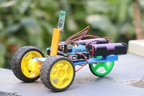 Programmable robotic car that is controlled with bluetooth via smartphone Foto stock
