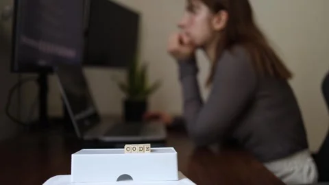 Programmer analyzing code Vidéo 337570683